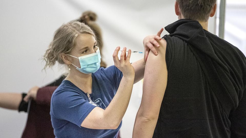 Selvom man ikke i første omgang reagerede på tilbud om at blive vaccineret, er det ikke for sent. Kommunerne kontakter nu en del af de ældre og sårbare, der ikke fik stikket, da de stod for tur. Arkivfoto: Henrik Louis