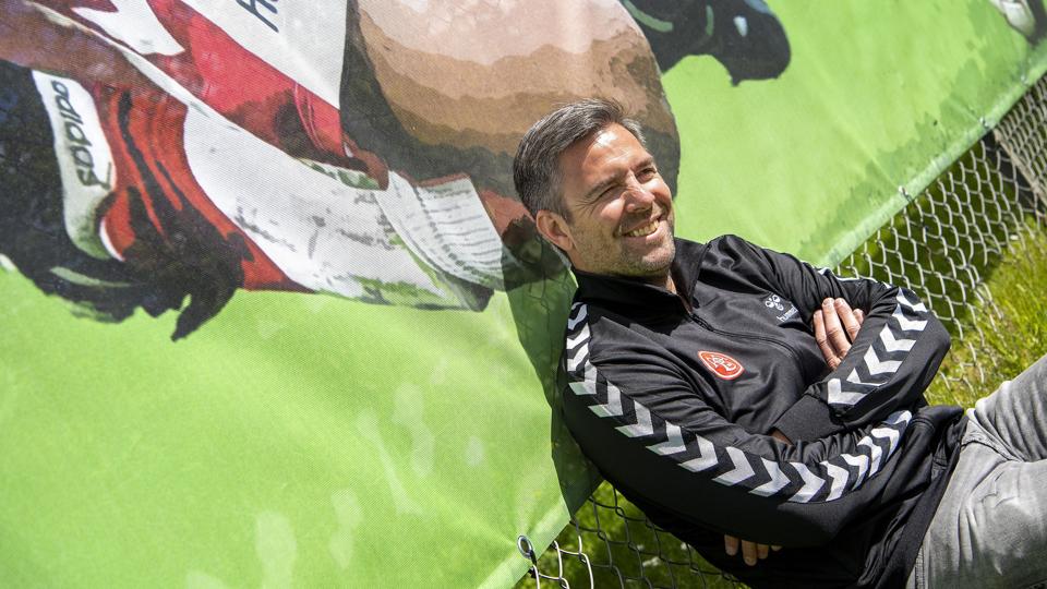 Fodbolden er hans arbejde - og hans hobby. AaBs nye sportschef Inge André Olsen. Foto: Henrik Bo <i>Foto: Henrik Bo</i>