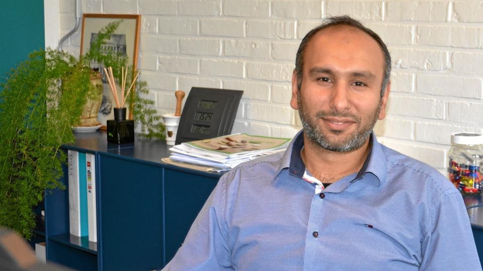 - Jeg er kommet til et velfungerende apotek med dygtige medarbejdere, så det handler om at fortsætte med de rutiner og forretningsgange, der fungerer rigtigt godt, og lave om på dem, der er mindre hensigtsmæssige. Det gør jeg i et passende tempo og i et tæt samspil med medarbejderne, lyder det fra Ali Al-Hussainy. Foto: Jesper Bøss