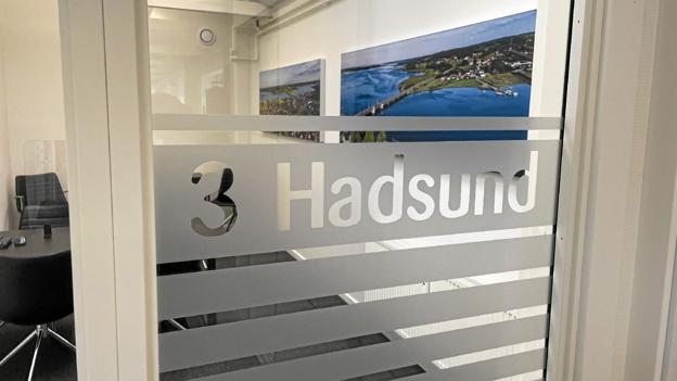 Husets seks mødelokaler er opkaldt efter nogle af de byer, hvor der tidligere har været selvstændige andelskasser, men som nu er en del af Andelskassen Hobro. De seks mødelokaler hedder Aars, Klejtrup, Arden, Hadsund, Hvilsom og Onsild. Foto: Jesper Bøss