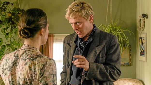 Den overgearede Flügelhorn (Thure Lindhardt) er faktisk sjov - mest fordi han stikker ud fra de øvrige medvirkende. Foto: Mike Kollöffel/TV 2 <i>Mike Kollöffel/TV 2</i>