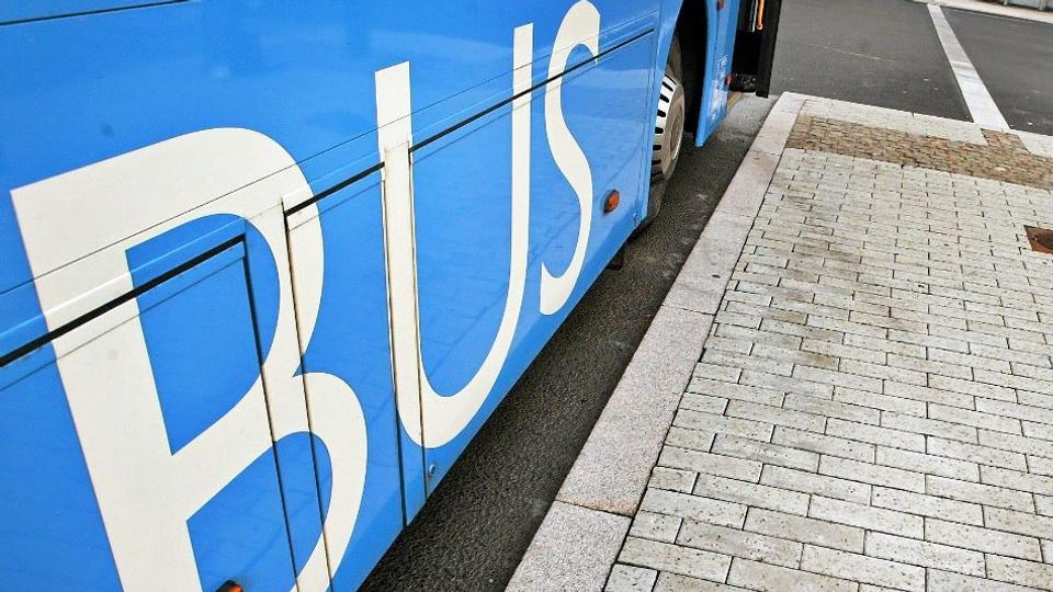 Fra på tirsdag får busserne i Nordjylland lov til at køre med flere passagerer. Arkivfoto