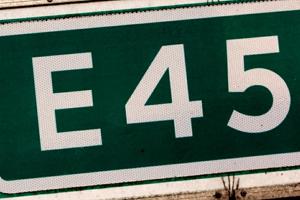Politi advarer mod glat føre: Uheld på E45