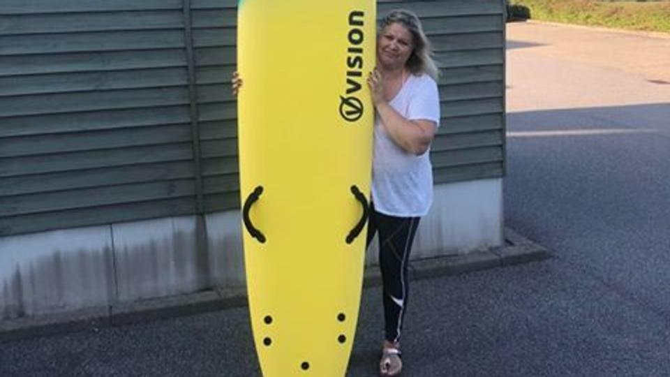 Betina Bech Cairns er lige begyndt at surfe. Privatfoto