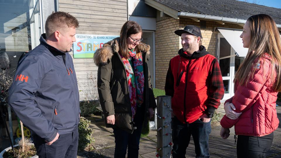 Jakob Krogshave Larsen, Julie Rungsted, Kim Reinholdt og Frederikke Korgaard-Mollerup er alle meget betænkelige ved planerne om at lave om på observations- og behandlingsbørnehaven Stampe. Foto: Claus Søndberg