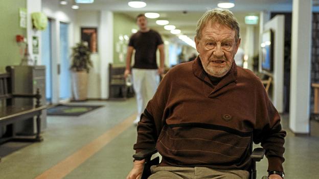 Selvom Holger (Henning Jensen) ret utvetydigt forsøger at gøre ende på det liv, han har mistet lysten til, forhindres han i det af et effektivt omend halvhjertet personale. <i>Tune Kristensen</i>