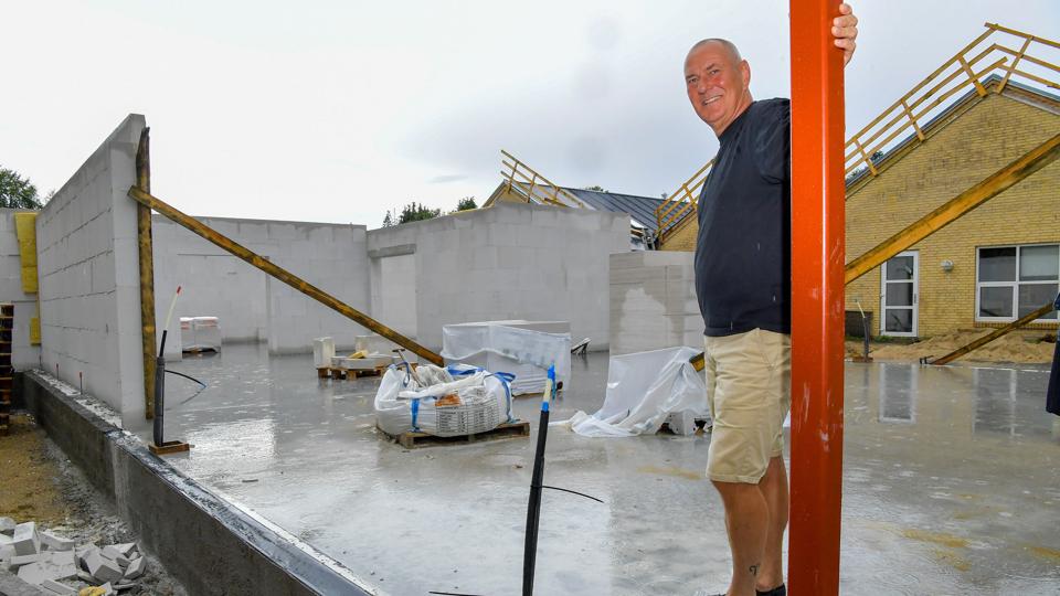 Peter Hansen, skoleleder på Skørping Skole, glæder sig over den nye tilbygning, der kan realisere drømmen om et samlet indskolingshus til skole og sfo. Foto: Jesper Thomasen <i>Jesper Thomasen</i>
