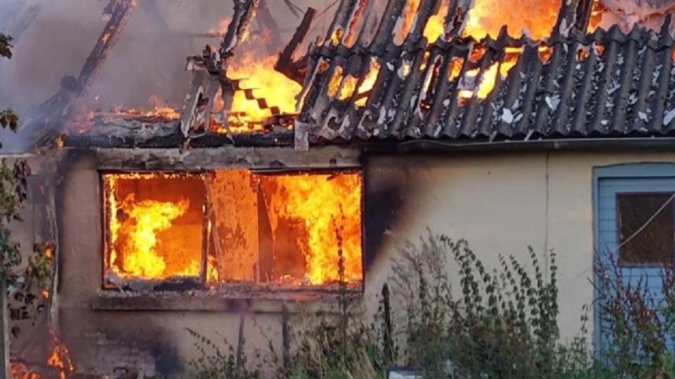 Ilden var voldsom og ødelagde huset. Privatfoto