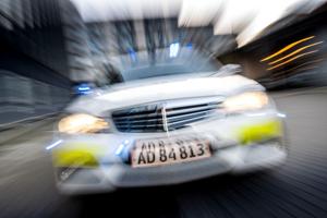 Politi jagter knivbevæbnede røvere i Aalborg