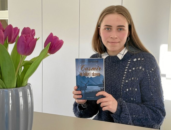 14-årige Alberte Thusgaard fra Skørping med sin debutbog. Foto: Jesper Bøss