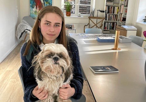 Alberte og hunden Skipper. Foto: Jesper Bøss
