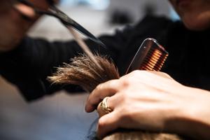 Thisted-frisør tager kampen op mod Corona-virus