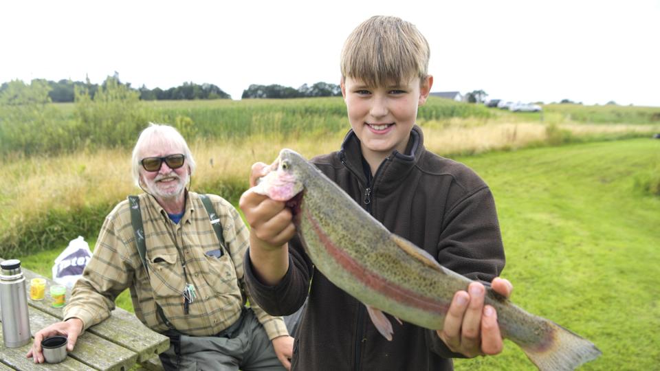 Sådan. Dagens største fangst. Og i øvrigt den eneste. 11-årige Mads Bøjer Madsen fra Aars glæder sig til at smække den på køkkenbordet derhjemme, mens Orla Bertram-Nielsen nikker bifaldende. Foto: Henrik Louis Simonsen