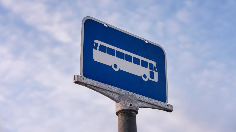 Efter besparelser på lokale busruter vil unge, der bor ude på landet på Mors, få problemer med at nå frem til de regionale busser, der skal bringe dem videre til deres uddannelse i Thisted. Men det er der nu fundet en løsning på. <i>Arkivfoto: Laura Guldhammer</i>