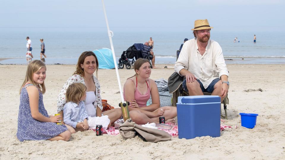 Så bliver det ikke bedre - familien Anthoni fra Aalborg tilbragte hele lørdagen på stranden ved Løkken - fra venstre Gry, mor Ditte med sønnen Bille, Liv og far, Kasper Anthoni. Foto: Kim Dahl Hansen <i>Kim Dahl Hansen</i>