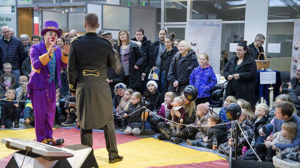 Der er inviteret til familiehygge denne weekend hos MTH Biler i Nykøbing. Lørdag underholdte Cirkus Mascot, søndag står Ib Grønbech for underholdningen.