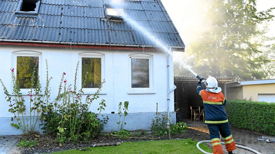 Taget og første sal på huset i Kongerslev er stort set udbrændt. Foto: Jan Pedersen