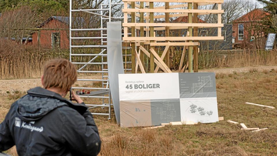 Nu kan det ses, at der skal ske noget. Byggeskiltet er rejst med en beskrivelse af det forestående byggeri af 45 private udlejningsboliger på en stor del af det område, som siden juni 2019 har været omfattet af lokalplanen for et boligområde ved Vangvej.Foto: Jens Fogh-Andersen