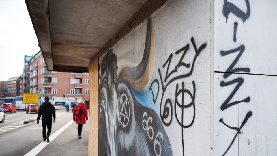 Det omfattende ulovlige graffiti i Nørresundby og Aalborg midtby har blandt andet ramt den tyr, som den lokale kunstner Fria Stiil Vium lavede i 2019. <i>Foto: Henrik Bo</i>