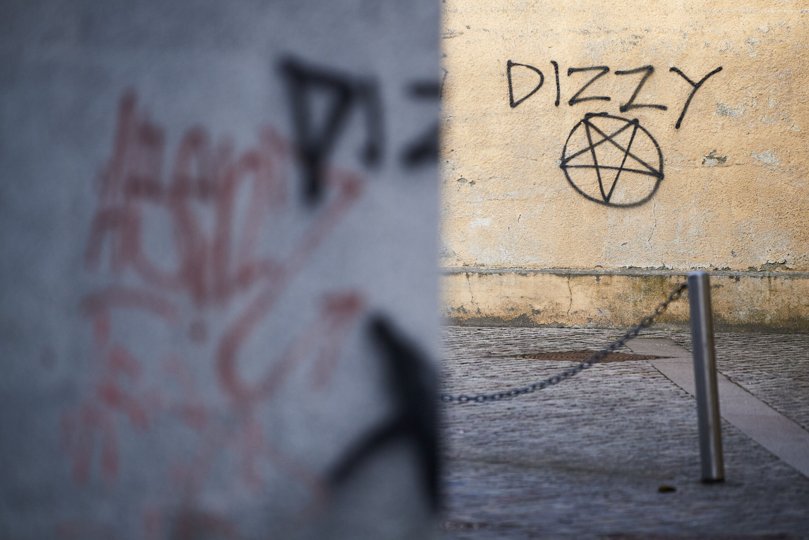Ordene "Dizzy", "666" og et særligt satanisk pentagram er en del af det hærværk, der nu måske er sat en stopper for. Arkivfoto: Henrik Bo <i>Foto: Henrik Bo</i>