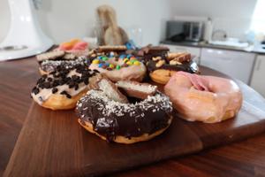 Se videoen: Sådan laver du dine egne lækre donuts