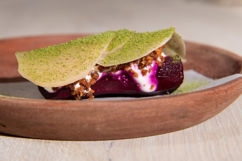 En smuk lille snack at starte aftenen på. En rødbede, der er kogt i egen saft og toppet med rygeostcreme, rugbrødsknas, bladbede og fennikelstøv.