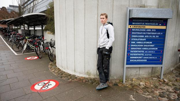 Mikkel fandt den blødende mand få meter fra hospitalets indgang. Foto: Claus Søndberg