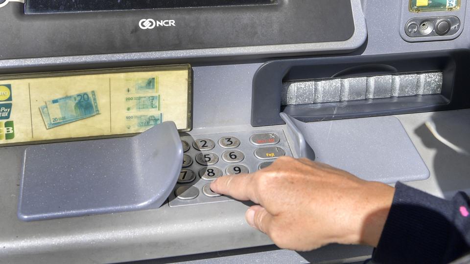 Røveriet foregik ved en hæveautomat. Arkivfoto <i>Michael Koch</i>