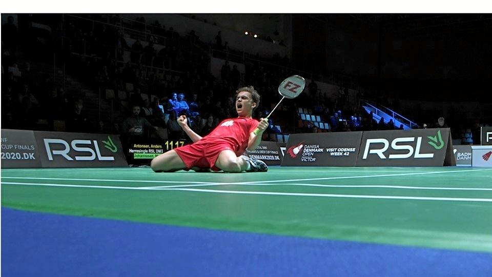 Glæden var ikke til at tage fejl af hos Magnus Johannesen efter torsdagens sejr over Anders Antonsen. Foto: Badminton Danmark