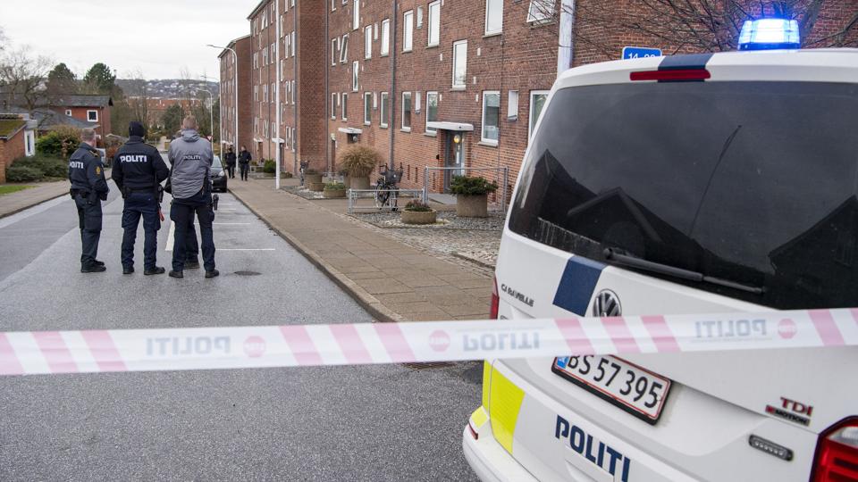 Politiet var talstærkt til stede på Thuresensvej i Nørresundby efter overfaldet. Arkivfoto: Henrik Bo <i>Foto: Henrik Bo</i>