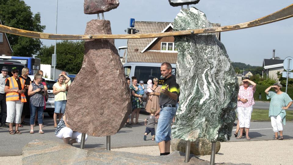 Kunstneren bag skulpturen Jan Mouritsen står og fortæller om sit arbejde med granitten. Foto: Henrik Louis