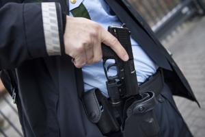 Forsøgte at tage pistol fra betjent: Det koster to års fængsel
