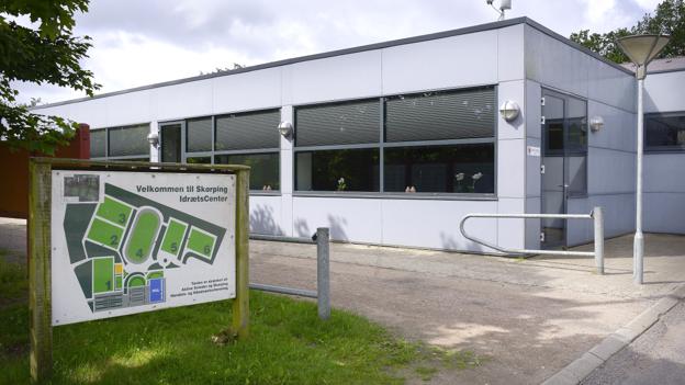 Det var her i Skørping Idrætscenter, at Rudolf Rasmussen forleden helt fremme ved vaccinationsbordet blev afvist at få stik nummer to mod corona, fordi der denne dag blev anvendt en anden type vaccine end Moderna, som han havde fået første gang 17. februar. Arkivfoto: Claus Søndberg