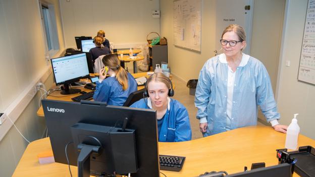 - Der er desværre meget, vi ikke kan svare på endnu, lyder det med beklagelse fra Maj-Britt Nørgaard (th), leder af regionens corona-hotline. Arkivfoto: Bente Poder