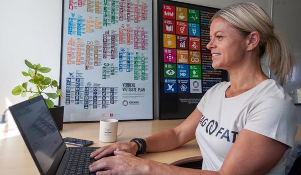 Sara Skovrup, projektleder i Erhvervshus Nordjylland, er med til at overrække prisen til Nordjyllands grønneste virksomhed 9. september.