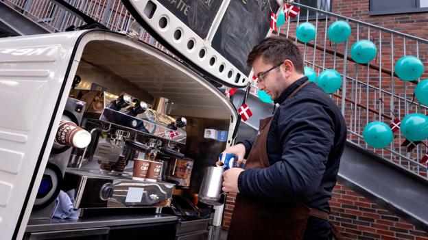 Der var gratis kaffe og p-tærter til de første kunder i p-huset. Foto: Torben Hansen