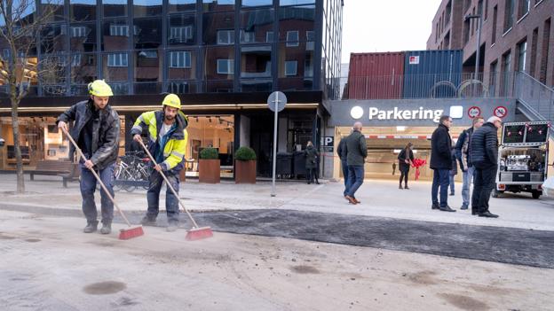 Der arbejdes også på højttryk for at få andre dele af Budolfi Plads færdig. Foto: Torben Hansen