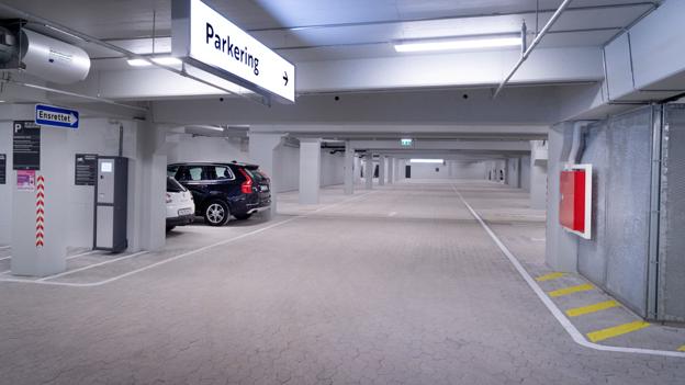 Det koster 16 kroner i timen at parkere på Budolfi Plads. På den måde håbert man, der bliver en vis udskiftning i de parkerede biler. Foto: Torben Hansen