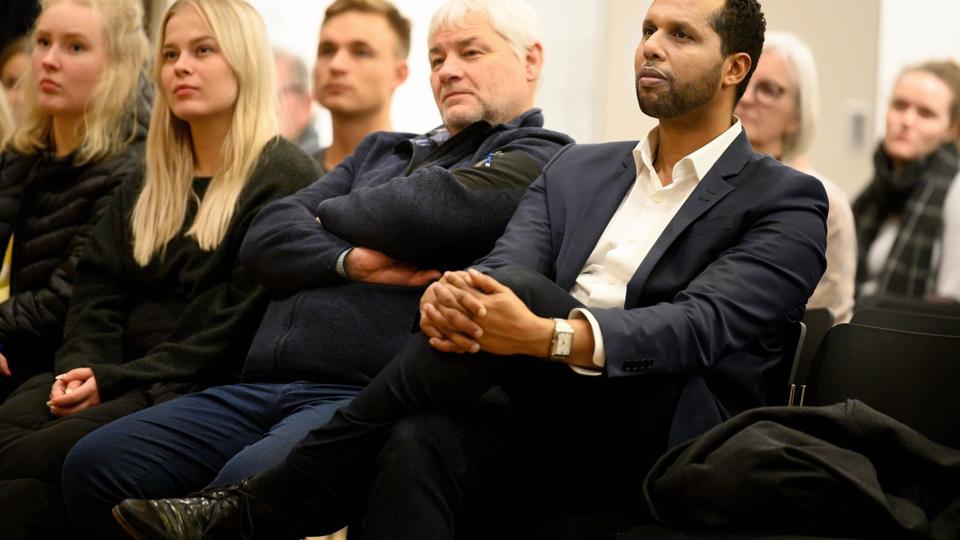 I 2019 afholdt Nordjyske dialogmøde om tryghed, hvor gruppeformand for Socialdemokratiet i Aalborg, Nuuradiin S. Hussein (th.) deltog. - Dette skal vi gøre mere af, fordi det er i fællesskab, at vi finder de gode løsninger til at skabe mere tryghed, skriver lokalpolitikerne. Foto: Claus Søndberg