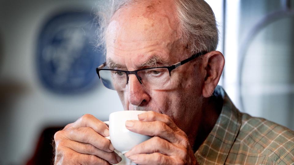 82-årige Søren Frederiksen fra Hobro kan godt drikke af kaffekoppen, selv om hænderne ryster. Foto: Torben Hansen