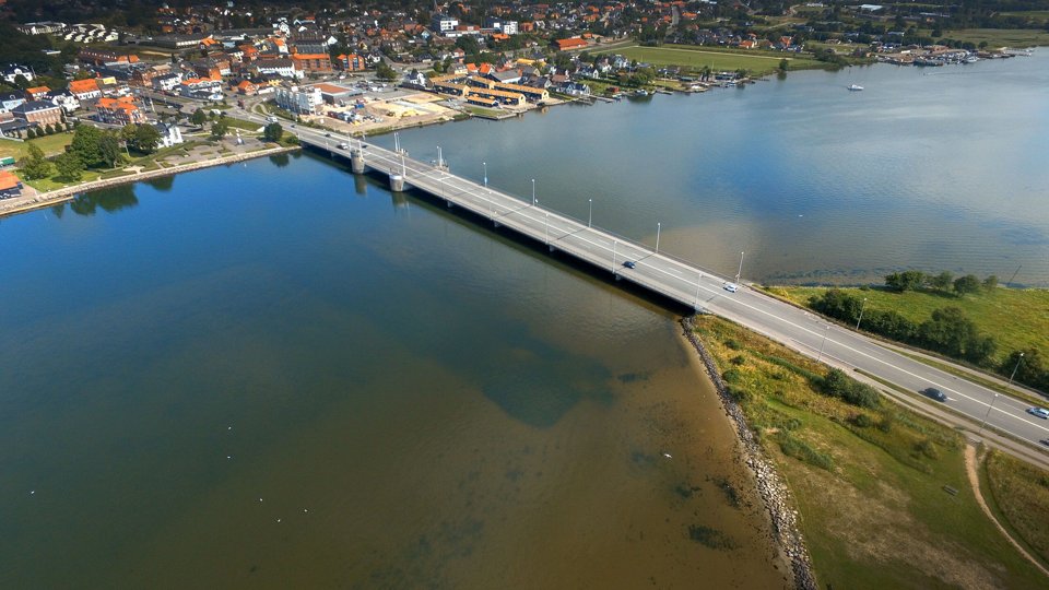 Hvert år passerer 500 skibe og op mod 2800 sejlbåde Hadsundbroen. Arkivfoto: Jesper Thomasen <i>Jesper Thomasen</i>