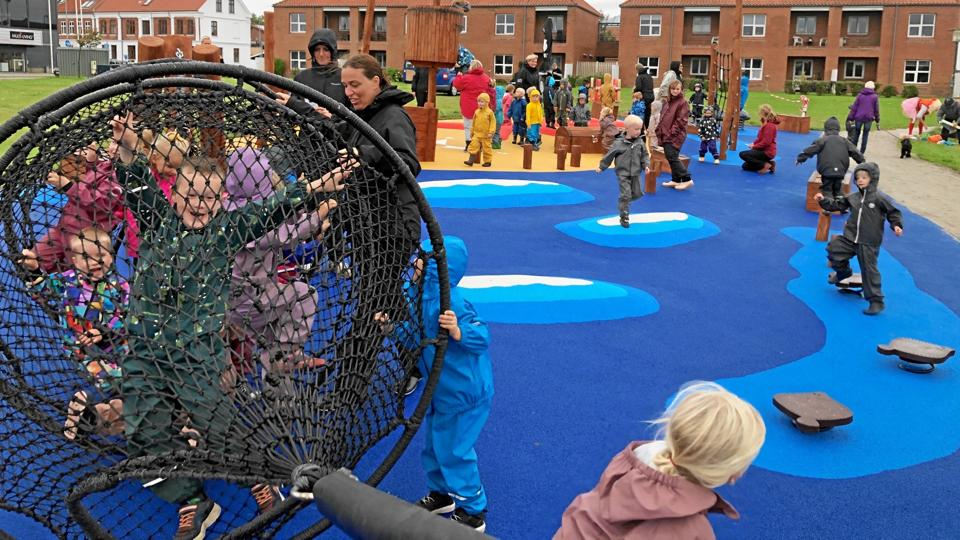 De indbudte børnehavebørn var hurtige til at indtage legepladsen, da den blev åbnet onsdag formiddag. Foto: Morsø Kommune