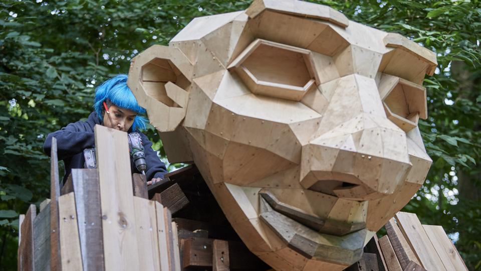 I juli blev der bygget en trold på Egholm som led i et projekt, hvor kunstneren Thomas Dambo bygger 10-12 troldeskulpturer over hele landet. En anden af troldene kommer til at gemme sig i Ashøje Plantage i Sydthy. Arkivfoto: Henrik Bo