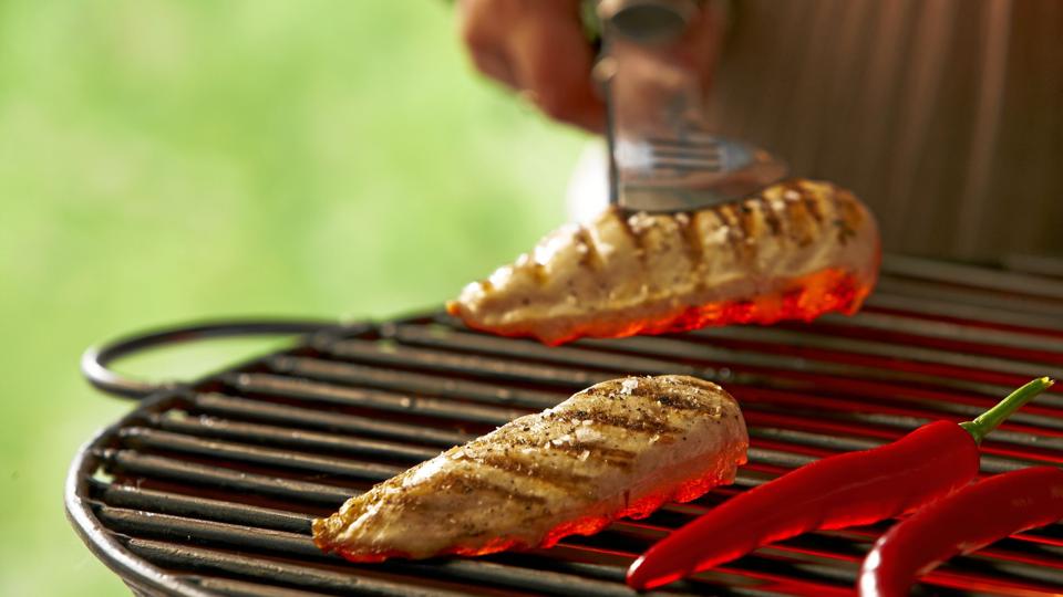 Sommervejret får flere danskere til at grille, men brandfaren er stor. Foto: Colourbox