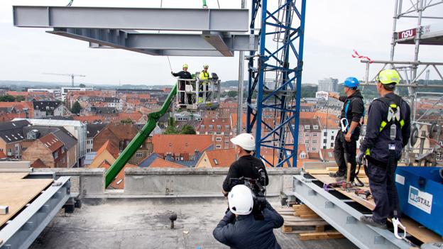 Sådan så det ud, da den store skywalk blev monteret på Salling Rooftop. Foto: Henrik Bo <i>Foto: Henrik Bo</i>