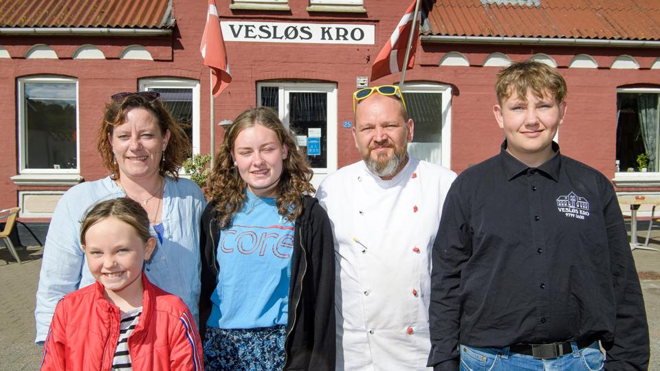 Lisa og Lasse Bech Steinbrenner sammen med børnene Søs, Rose og Silas på 10, 16 og 14 år. Deres fjerde barn, 12-årige Sofus, var ikke til stede, da fotografen kom forbi.