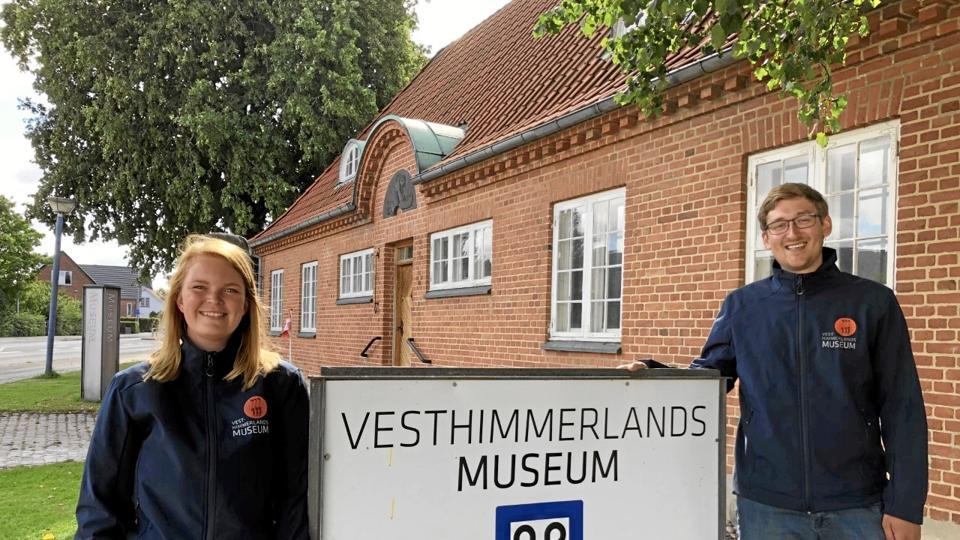 Pernille Axelsen og Bue Juul Poulsgaard har i hele juli måned arbejdet som guider på Aggersborg og taget godt imod gæster fra hele Europa. Det er femte år i træk, at Vesthimmerlands Museum på denne måde inviterer til levende formidling på den største af Haralds Blåtands imponerende ringborge fra slutningen af 900-tallet. Foto: Vesthimmerlands Museum