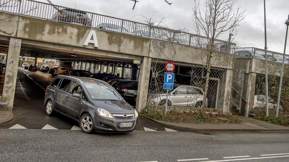 Parkeringsaftalen indebærer, at 70 procent af kommunernes indtægter modregnes i bloktilskuddet. Det vil betyde, at penge til et nyt parkeringsdæk primært skal hentes fra andre områder.Arkivfoto: Lars Pauli