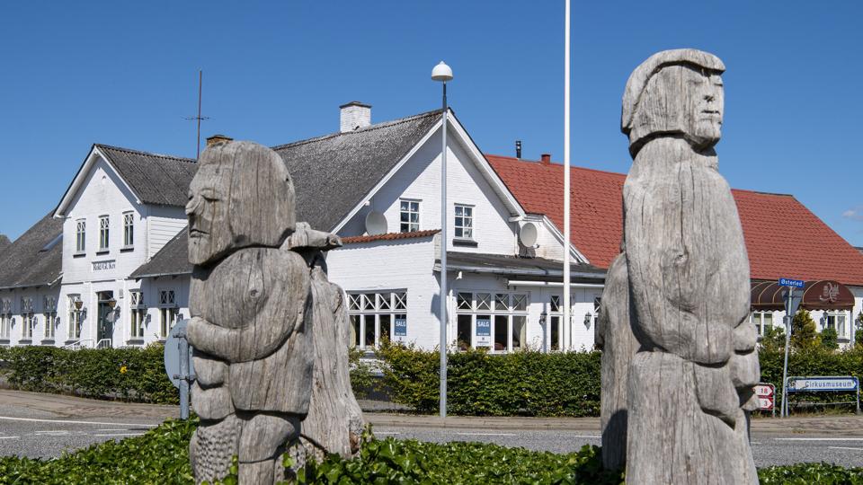 Rold Gammel Kro kan gå en fremtid i møde som et bosted for sårbare unge. De skal drive kroen og bo i lejligheder i bygningen. Arkivfoto: Henrik Bo <i>Foto: Henrik Bo</i>