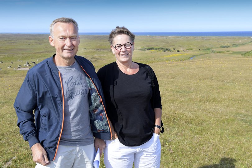 De to initiativtagere til Thy Højskole, Jens Otto Madsen og Mette Gadegaard, på den grund ved Hanstholm, hvor man håbede komme til at bygge højskole for 100 mio. kr. Arkivfoto: Peter Mørk